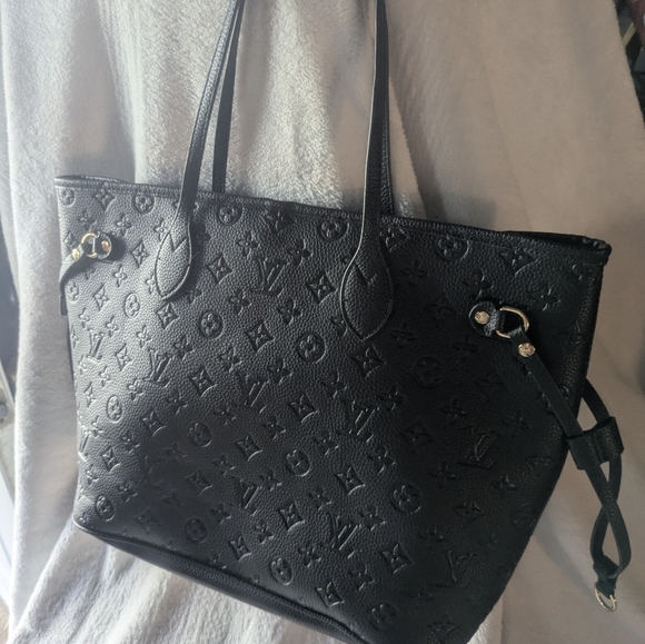 Luxurious Black Leather Tote with Embossed Pattern - Picture 3 of 8